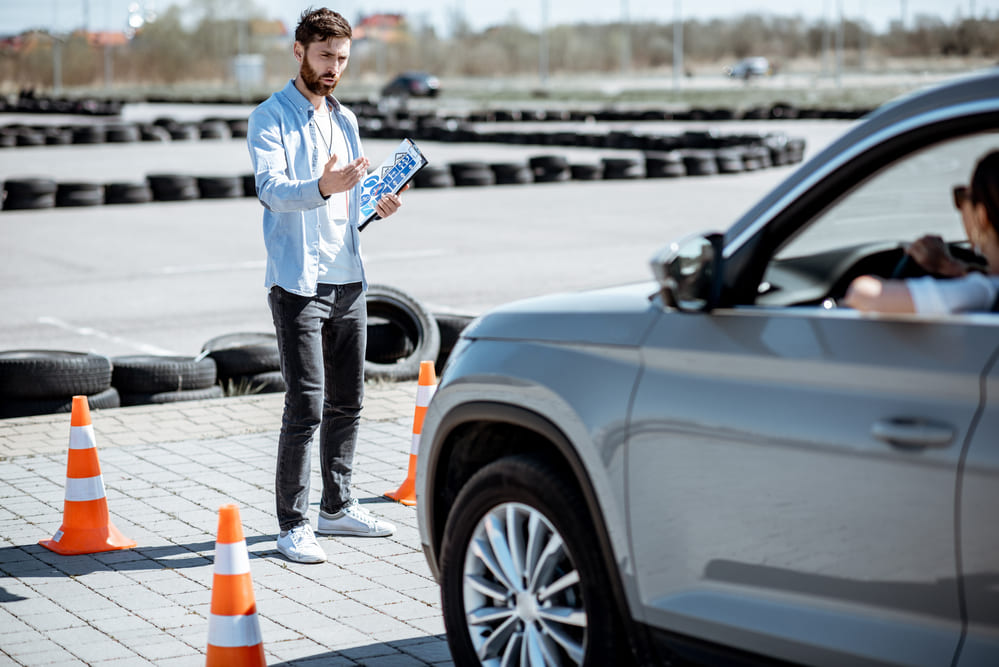 Rijinstructeur geeft rijles
