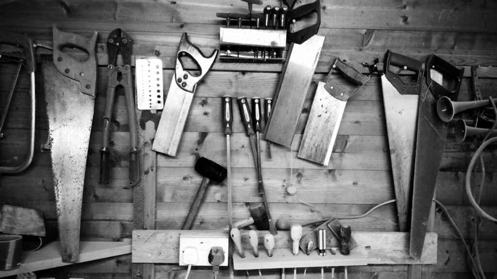 Werkplaats met gereedschap voor houtbewerking en onderhoud bij houtwerk schilderen buiten