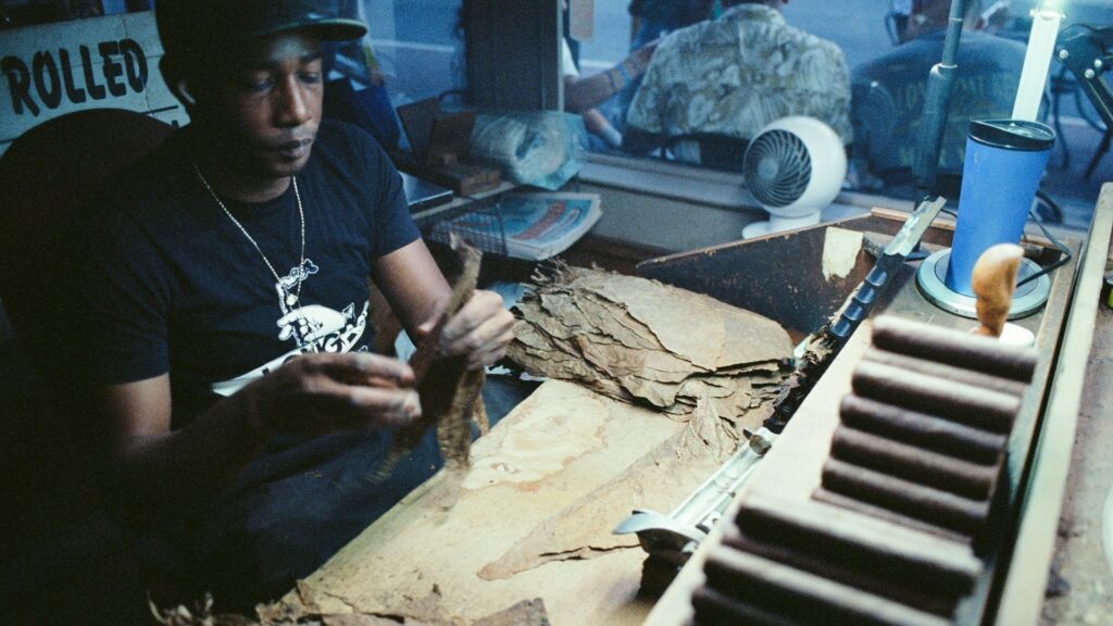 Ambachtelijk werk met tabak rollen laat praktisch werk kiezen in de praktijk zien