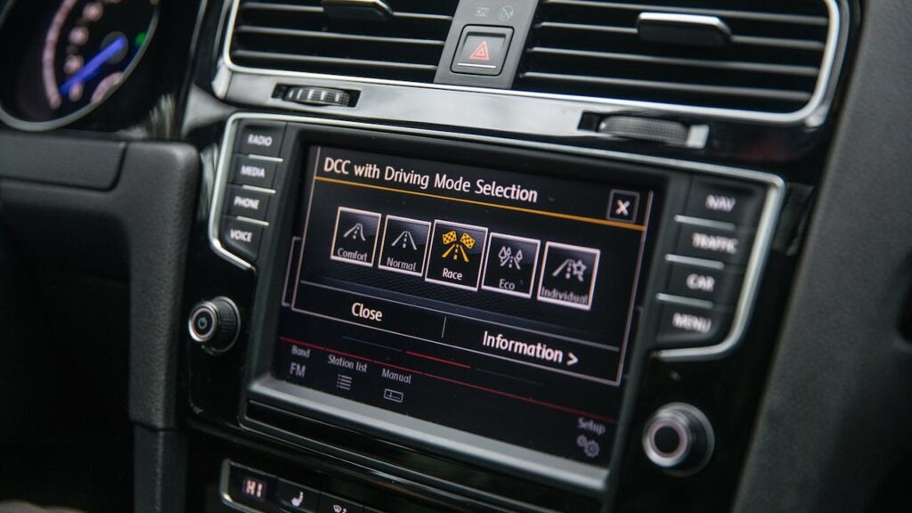 Dashboard met rijmodi op scherm toont hoe digitale systemen auto-instellingen en rijervaring direct aanpassen