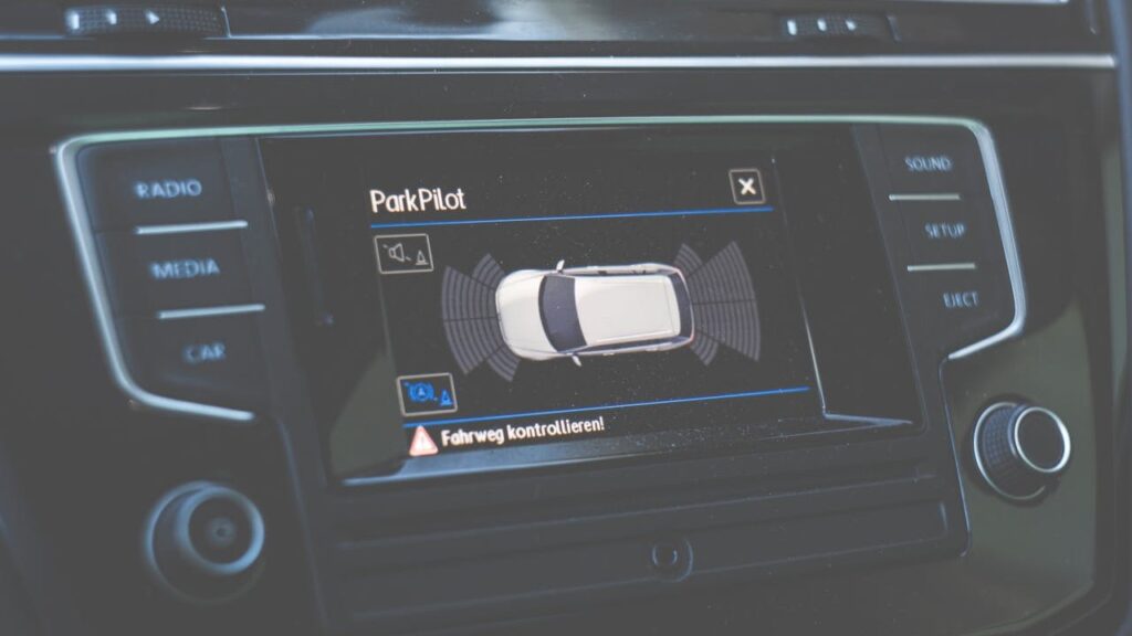 Parkeersensoren op display laten zien hoe digitale systemen auto-omgeving scannen en bestuurder ondersteunen
