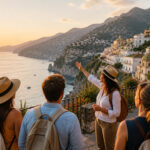 Reisleider geeft uitleg aan groep toeristen met uitzicht op kust tijdens georganiseerde vakanties in Europa