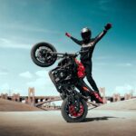 Stuntende motorrijder op achterwiel als voorbeeld van beginnende motorrijders fouten en risicovol rijgedrag