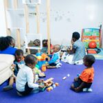 Kinderen spelen samen in een ingerichte ruimte voor kinderopvang aan huis met speelgoed en begeleiding