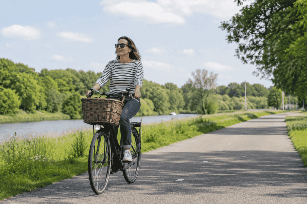 Een vrouw die fietst